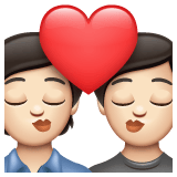 Whatsapp design of the kiss: light skin tone emoji verson:2.23.2.72